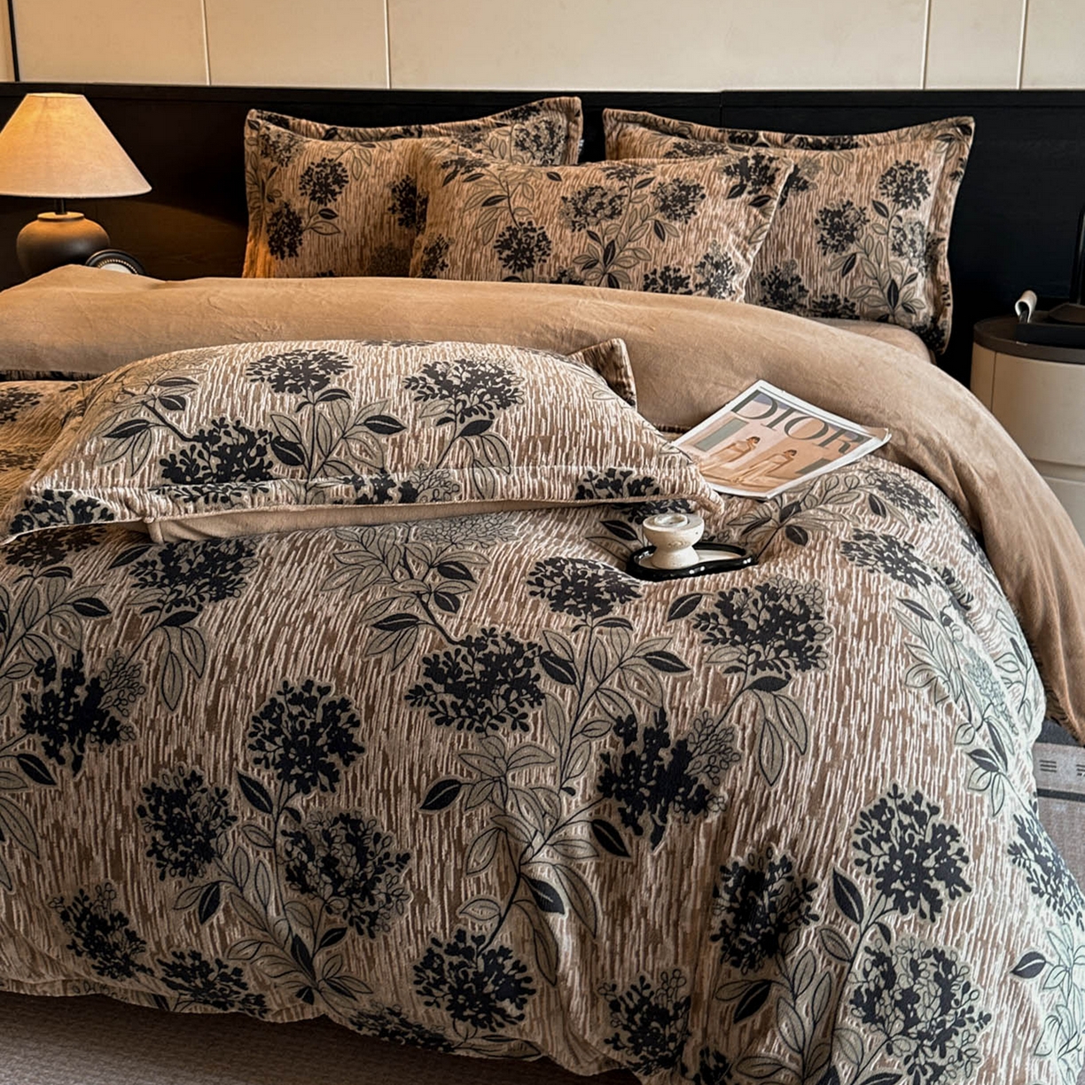 91家纺网 家纺一手货源 找家纺 格真 2025秋冬新款高克重雕花牛奶绒四件套 叶语悠然-咖