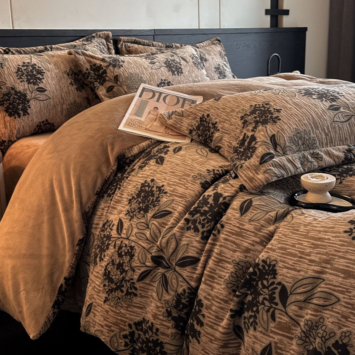 91家纺网 家纺一手货源 找家纺 格真 2025秋冬新款高克重雕花牛奶绒四件套 叶语悠然-咖