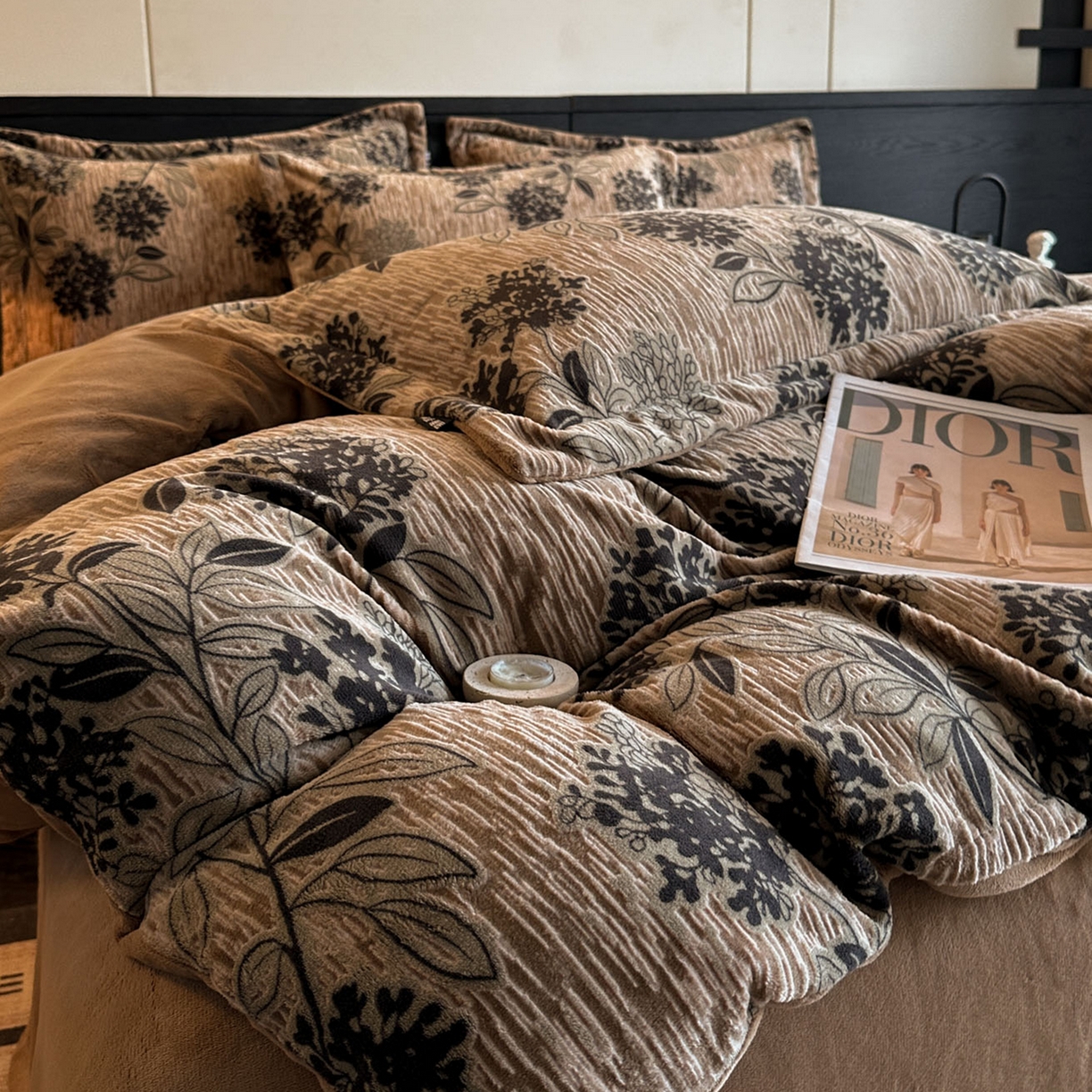 91家纺网 家纺一手货源 找家纺 格真 2025秋冬新款高克重雕花牛奶绒四件套 叶语悠然-咖