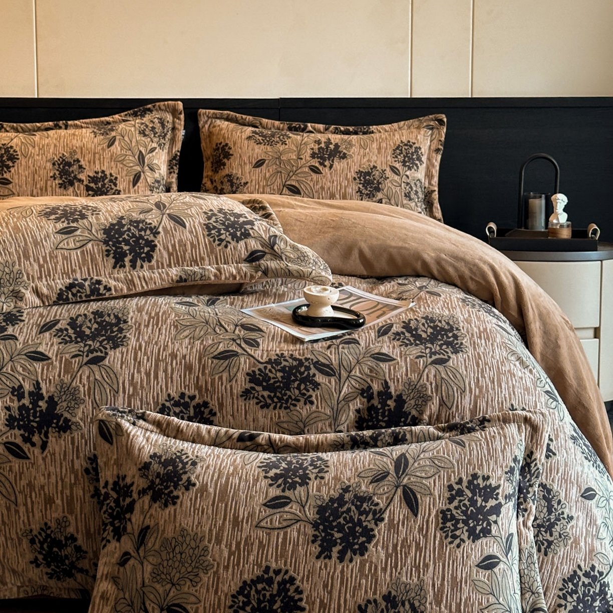 91家纺网 家纺一手货源 找家纺 格真 2025秋冬新款高克重雕花牛奶绒四件套 叶语悠然-咖