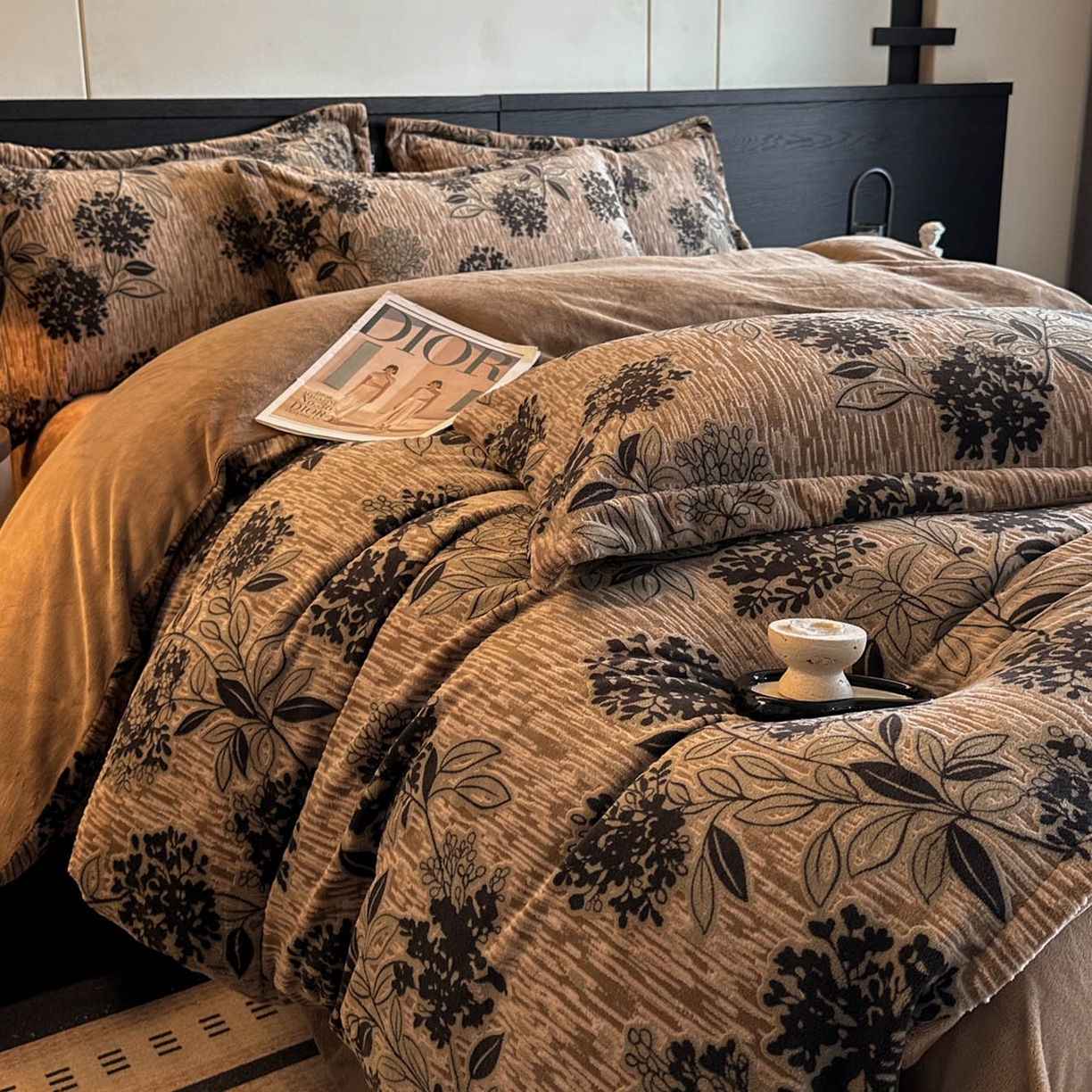 91家纺网 家纺一手货源 找家纺 格真 2025秋冬新款高克重雕花牛奶绒四件套 叶语悠然-咖