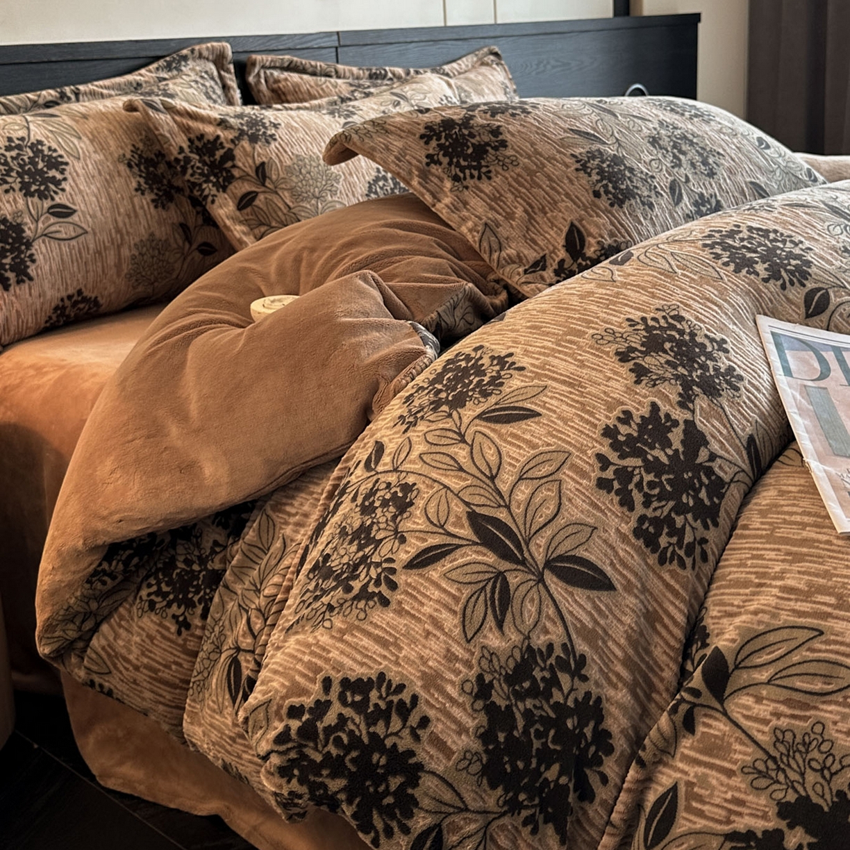 91家纺网 家纺一手货源 找家纺 格真 2025秋冬新款高克重雕花牛奶绒四件套 叶语悠然-咖