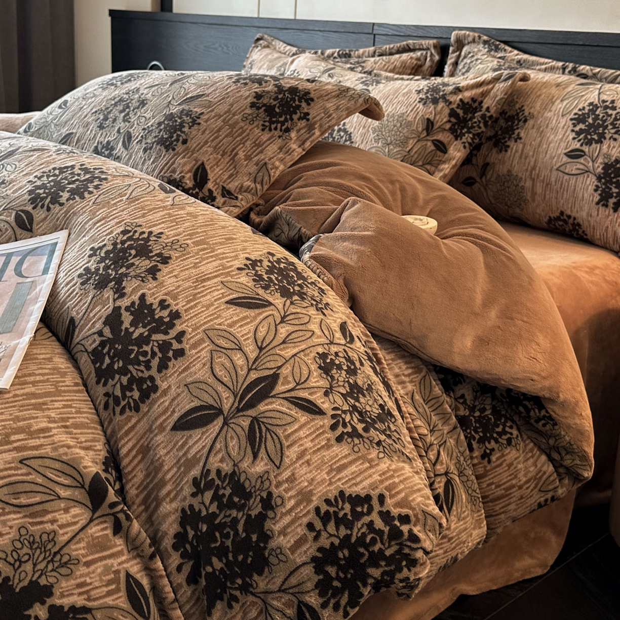 91家纺网 家纺一手货源 找家纺 格真 2025秋冬新款高克重雕花牛奶绒四件套 叶语悠然-咖