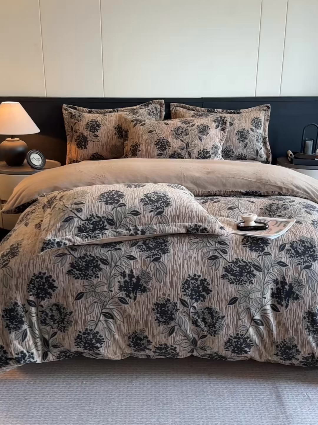 91家纺网 家纺一手货源 找家纺 格真 2025秋冬新款高克重雕花牛奶绒四件套 叶语悠然-咖