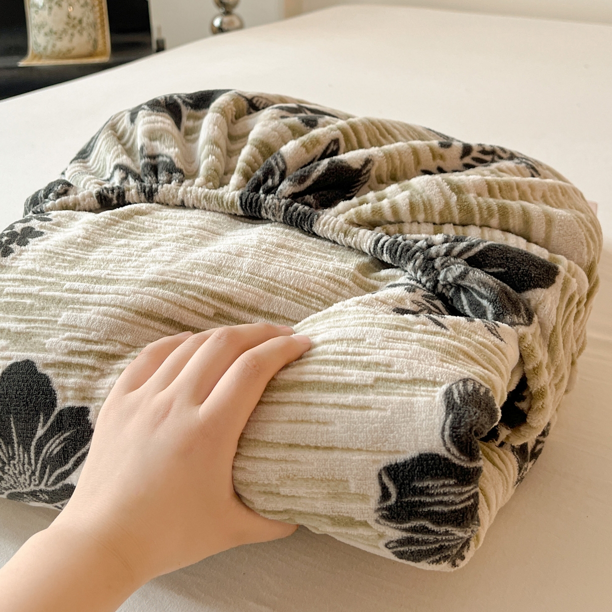 91家纺网 家纺一手货源 找家纺 格真 2025秋冬新款立体剪花雕花牛奶绒床笠单品床笠单件单床笠 莫奈花园-绿