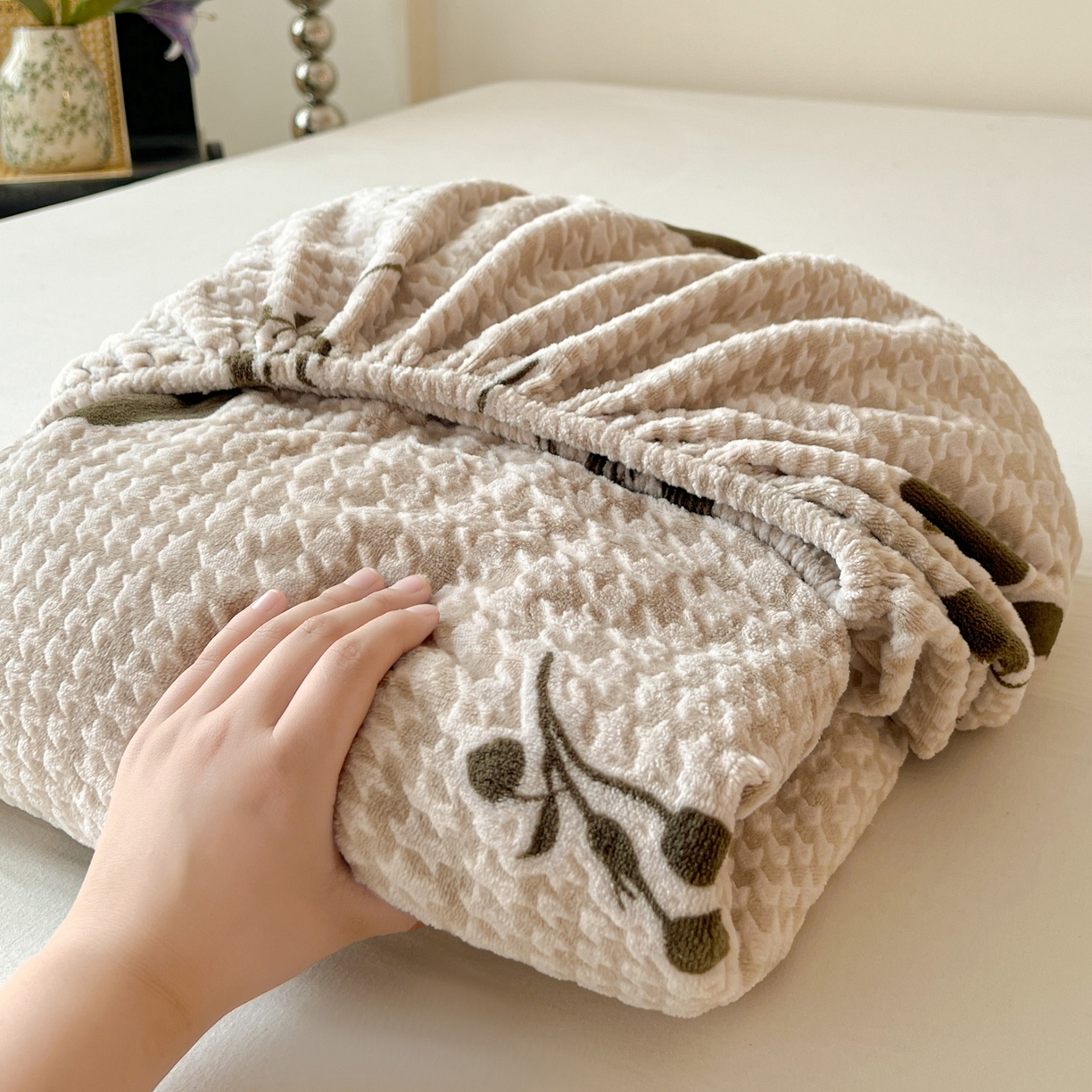 91家纺网 家纺一手货源 找家纺 格真 2025秋冬新款立体剪花雕花牛奶绒床笠单品床笠单件单床笠 千鸟花语-棕