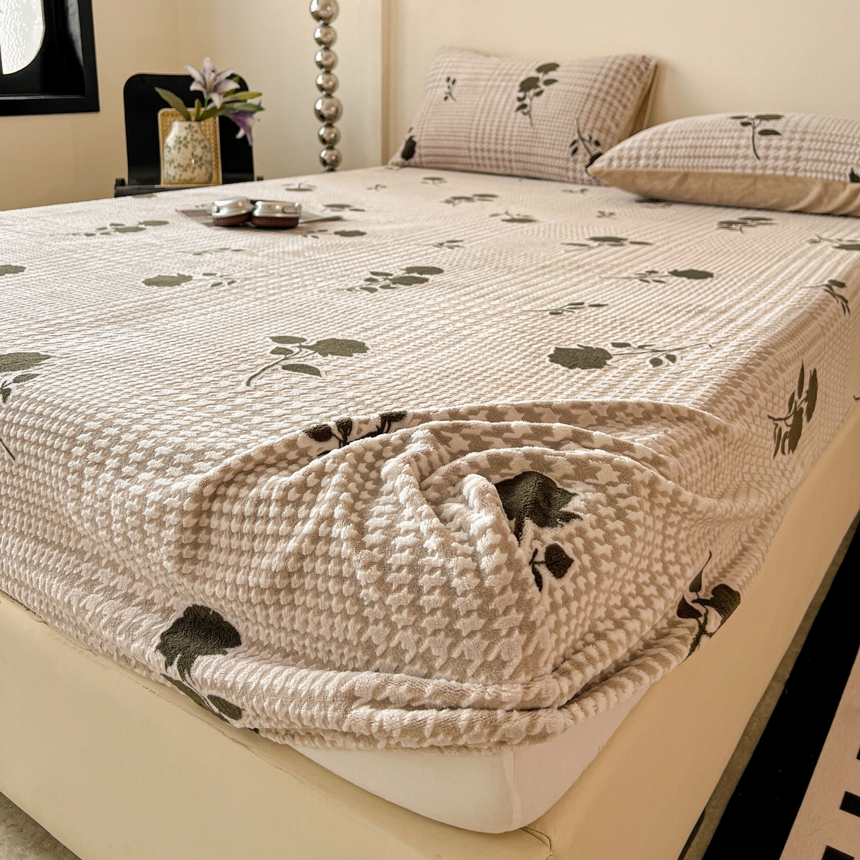 91家纺网 家纺一手货源 找家纺 格真 2025秋冬新款立体剪花雕花牛奶绒床笠单品床笠单件单床笠 千鸟花语-棕