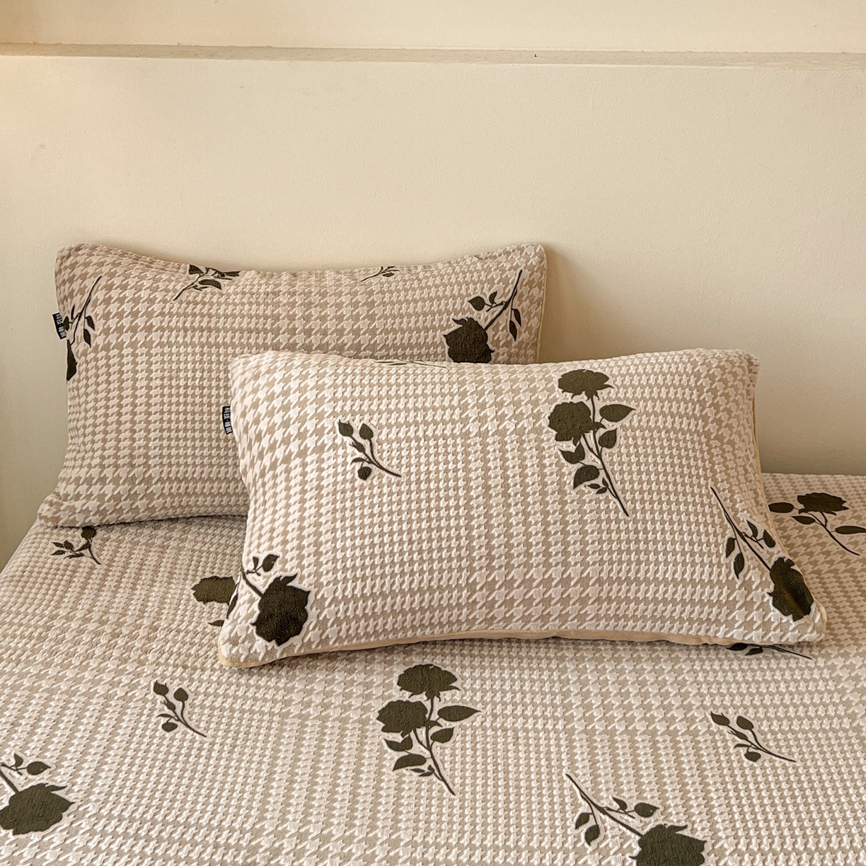 91家纺网 家纺一手货源 找家纺 格真 2025秋冬新款立体剪花雕花牛奶绒床笠单品床笠单件单床笠 千鸟花语-棕