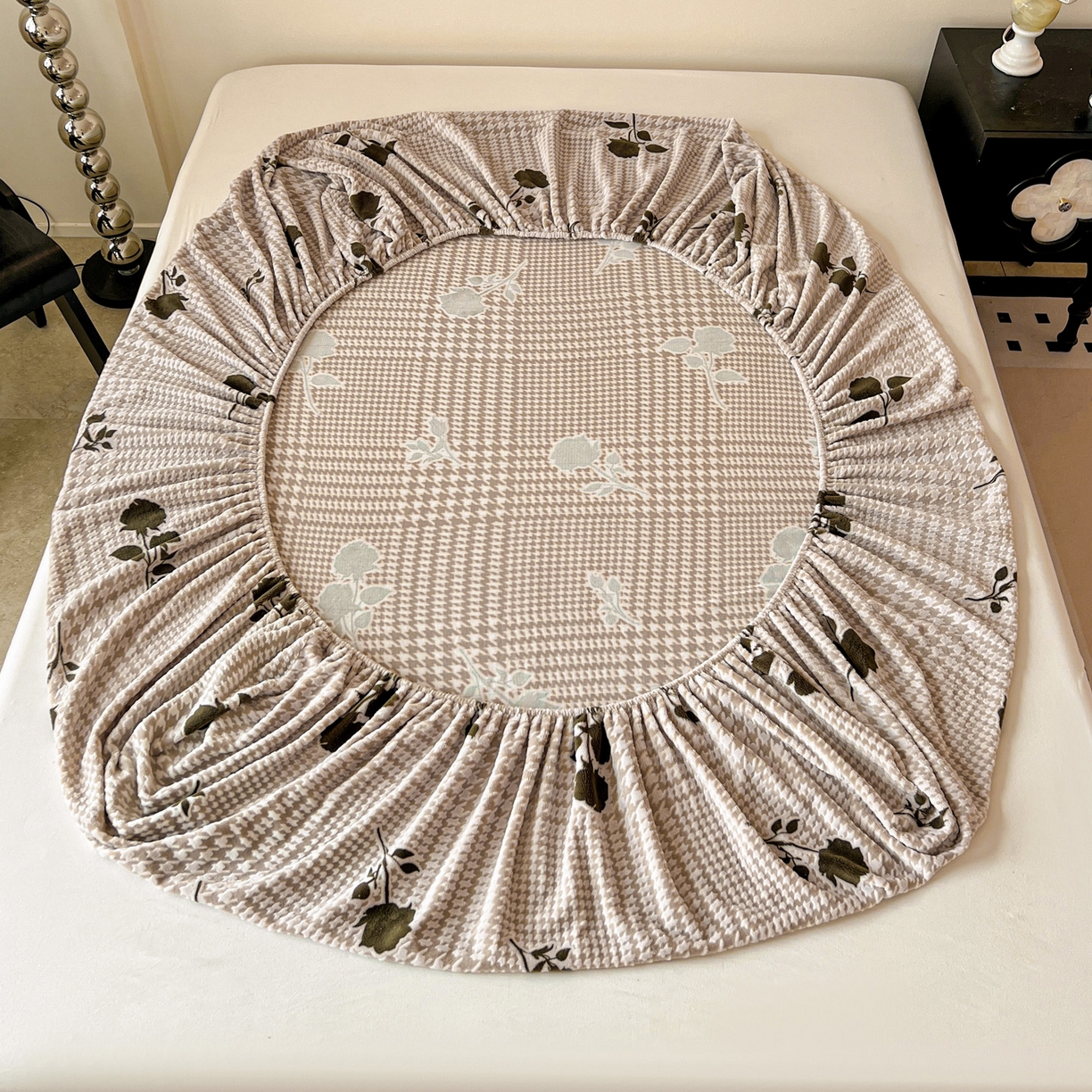 91家纺网 家纺一手货源 找家纺 格真 2025秋冬新款立体剪花雕花牛奶绒床笠单品床笠单件单床笠 千鸟花语-棕