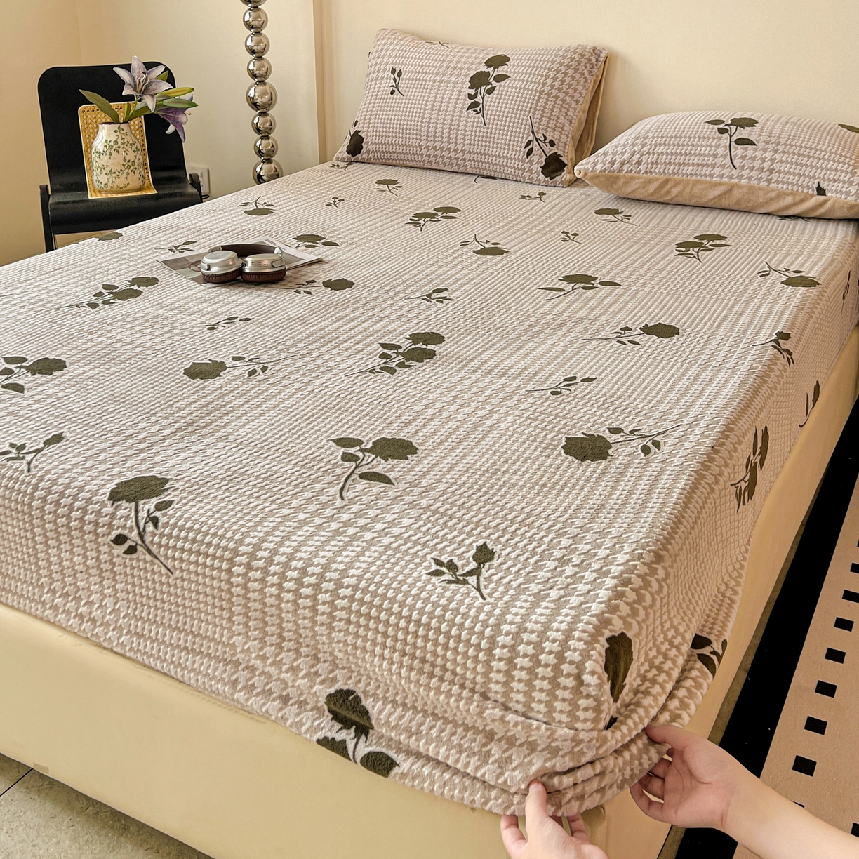 91家纺网 家纺一手货源 找家纺 格真 2025秋冬新款立体剪花雕花牛奶绒床笠单品床笠单件单床笠 千鸟花语-棕