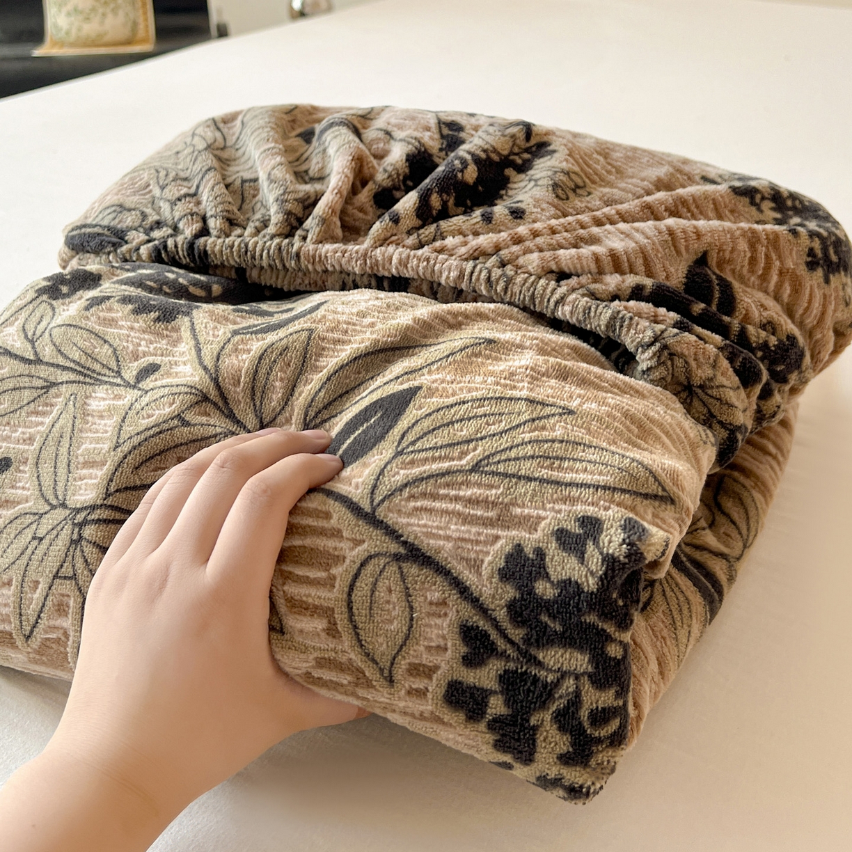 91家纺网 家纺一手货源 找家纺 格真 2025秋冬新款立体剪花雕花牛奶绒床笠单品床笠单件单床笠 叶语悠然-咖