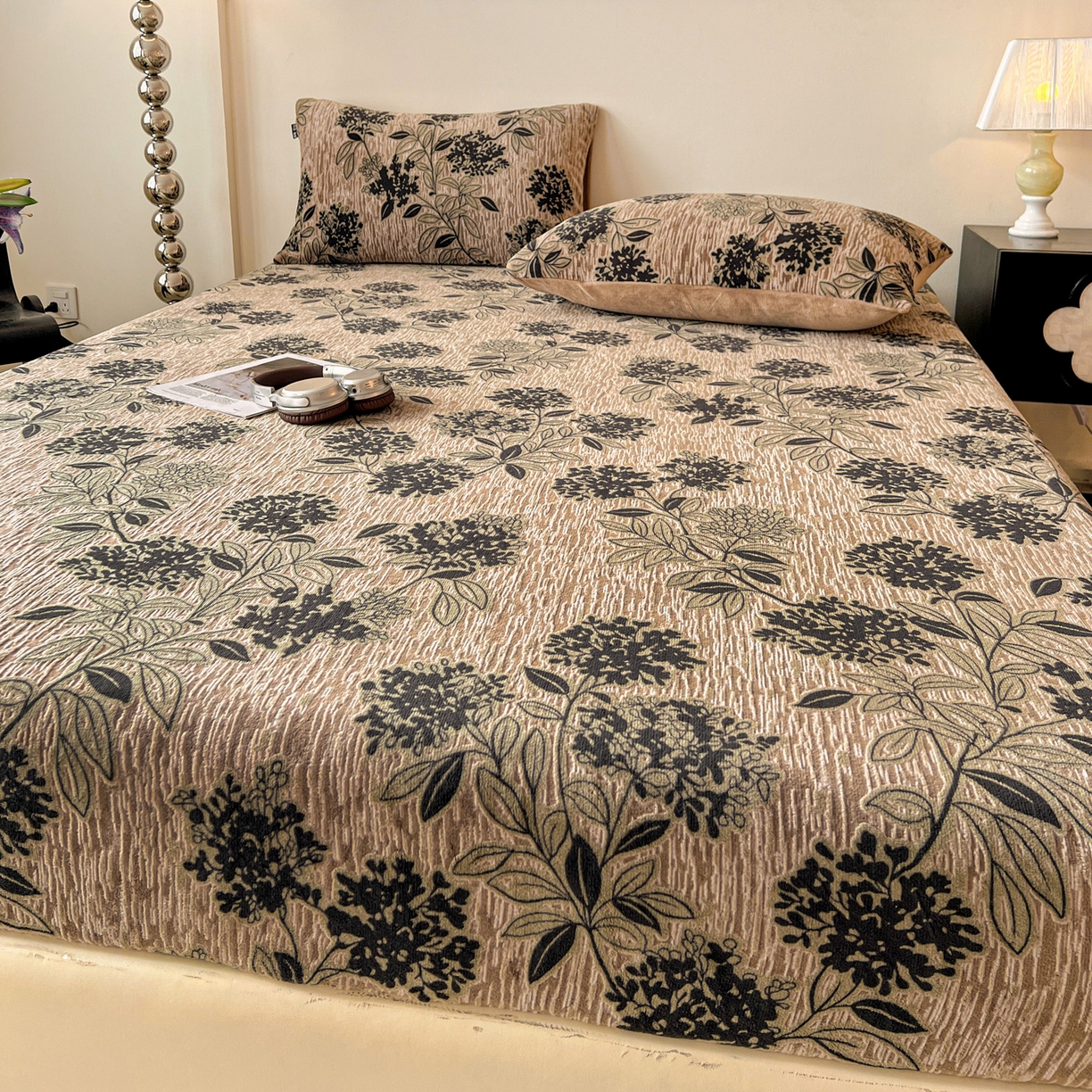 91家纺网 家纺一手货源 找家纺 格真 2025秋冬新款立体剪花雕花牛奶绒床笠单品床笠单件单床笠 叶语悠然-咖