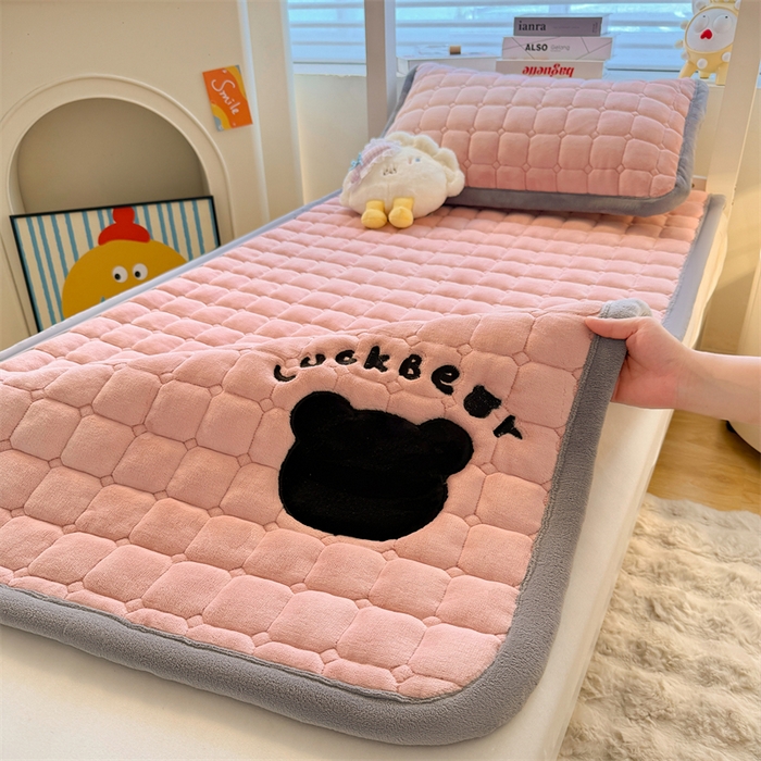 91家纺网 家纺一手货源 找家纺 （总）喜居 2025新款luck熊刺绣牛奶绒床褥垫