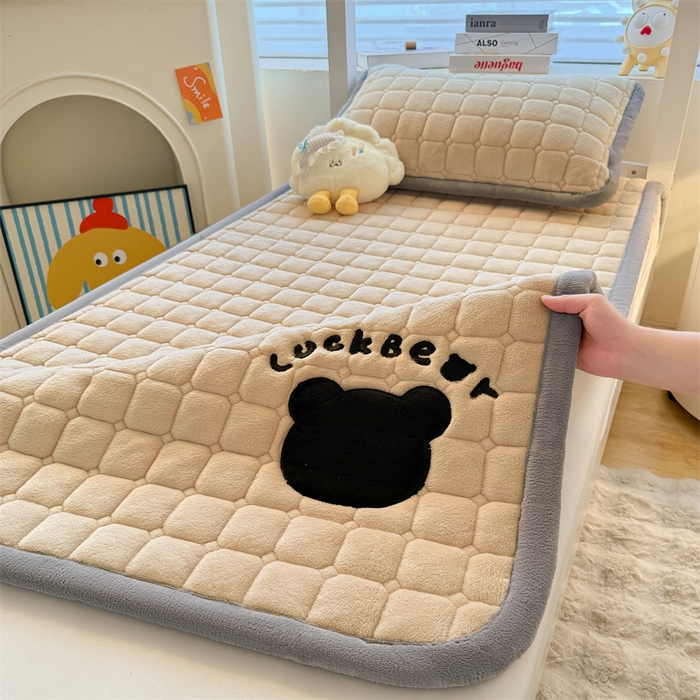 91家纺网 家纺一手货源 找家纺 （总）喜居 2025新款luck熊刺绣牛奶绒床褥垫