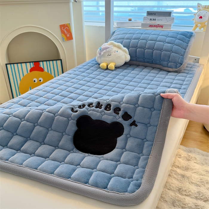 91家纺网 家纺一手货源 找家纺 （总）喜居 2025新款luck熊刺绣牛奶绒床褥垫