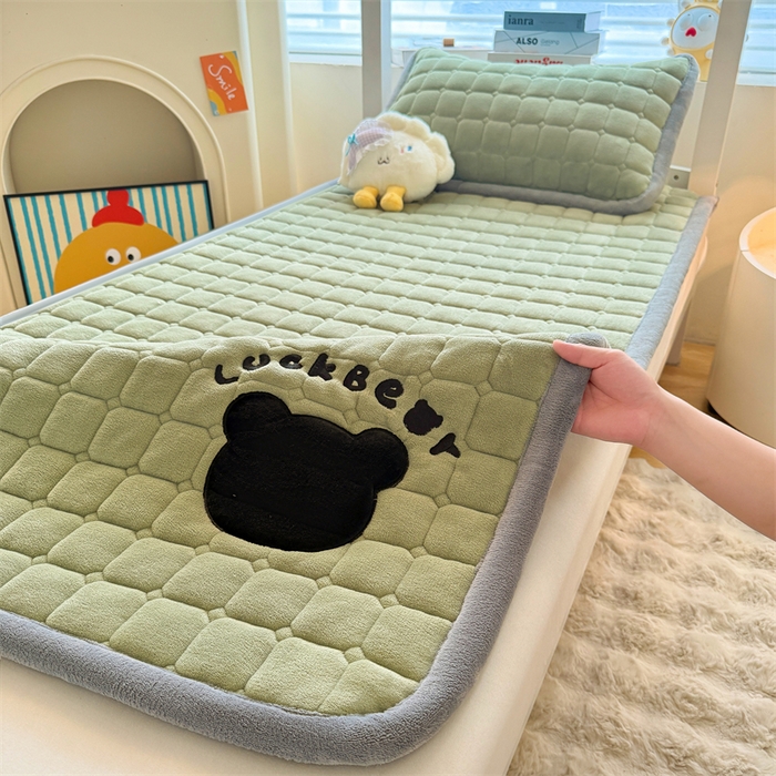 91家纺网 家纺一手货源 找家纺 （总）喜居 2025新款luck熊刺绣牛奶绒床褥垫