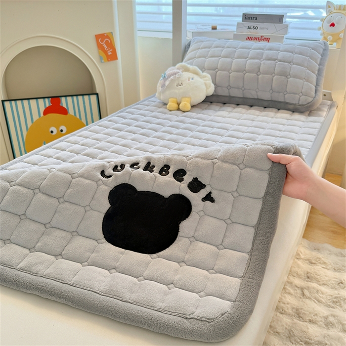 91家纺网 家纺一手货源 找家纺 （总）喜居 2025新款luck熊刺绣牛奶绒床褥垫