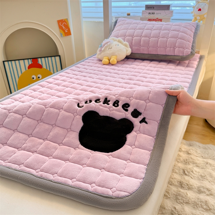 91家纺网 家纺一手货源 找家纺 （总）喜居 2025新款luck熊刺绣牛奶绒床褥垫