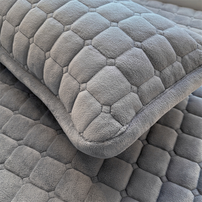 91家纺网 家纺一手货源 找家纺 （总）喜居 2025新款luck熊刺绣牛奶绒床褥垫