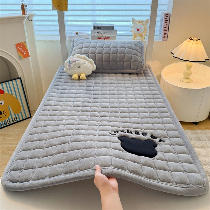 91家纺网 家纺一手货源 找家纺 （总）喜居 2025新款luck熊刺绣牛奶绒床褥垫