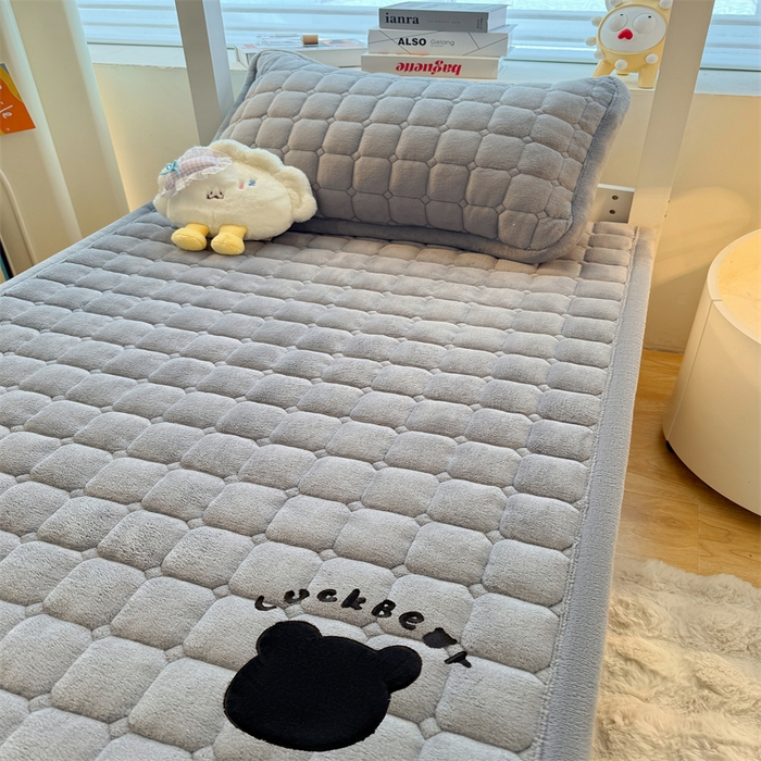 91家纺网 家纺一手货源 找家纺 （总）喜居 2025新款luck熊刺绣牛奶绒床褥垫