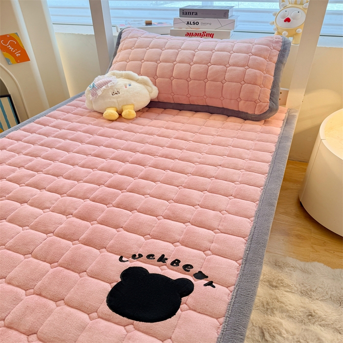 91家纺网 家纺一手货源 找家纺 喜居 2025新款luck熊刺绣牛奶绒床褥垫 luck熊-粉