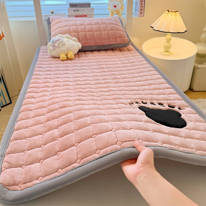 91家纺网 家纺一手货源 找家纺 喜居 2025新款luck熊刺绣牛奶绒床褥垫 luck熊-粉