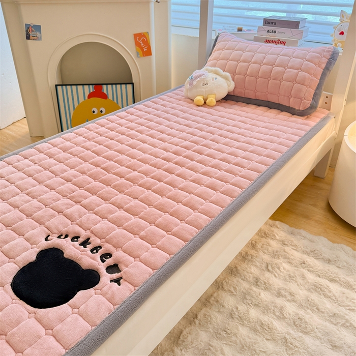 91家纺网 家纺一手货源 找家纺 喜居 2025新款luck熊刺绣牛奶绒床褥垫 luck熊-粉