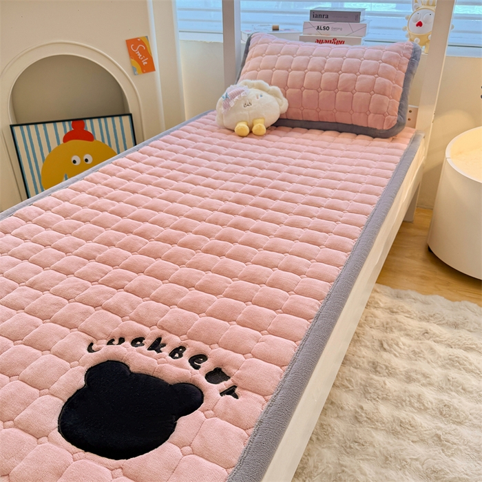 91家纺网 家纺一手货源 找家纺 喜居 2025新款luck熊刺绣牛奶绒床褥垫 luck熊-粉