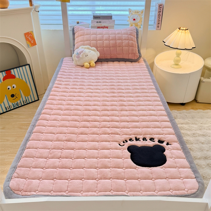 91家纺网 家纺一手货源 找家纺 喜居 2025新款luck熊刺绣牛奶绒床褥垫 luck熊-粉