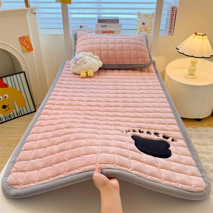 91家纺网 家纺一手货源 找家纺 喜居 2025新款luck熊刺绣牛奶绒床褥垫 luck熊-粉