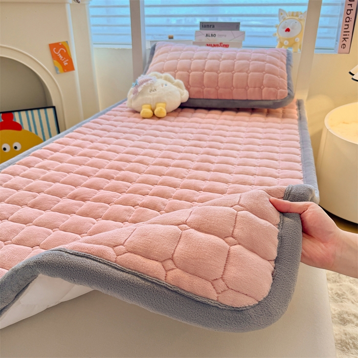 91家纺网 家纺一手货源 找家纺 喜居 2025新款luck熊刺绣牛奶绒床褥垫 luck熊-粉