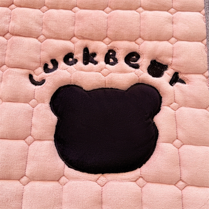 91家纺网 家纺一手货源 找家纺 喜居 2025新款luck熊刺绣牛奶绒床褥垫 luck熊-粉