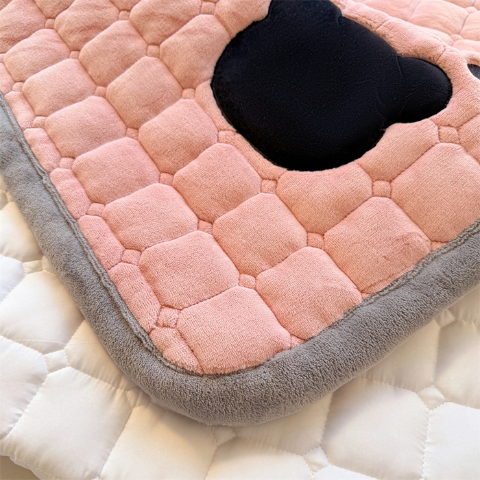 91家纺网 家纺一手货源 找家纺 喜居 2025新款luck熊刺绣牛奶绒床褥垫 luck熊-粉