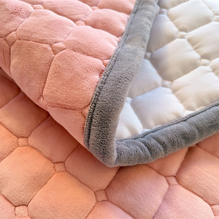 91家纺网 家纺一手货源 找家纺 喜居 2025新款luck熊刺绣牛奶绒床褥垫 luck熊-粉