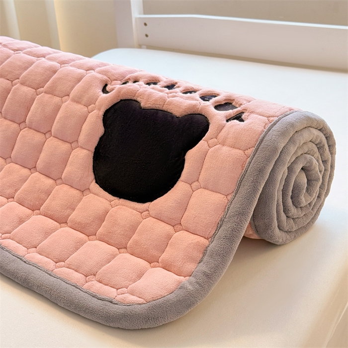 91家纺网 家纺一手货源 找家纺 喜居 2025新款luck熊刺绣牛奶绒床褥垫 luck熊-粉