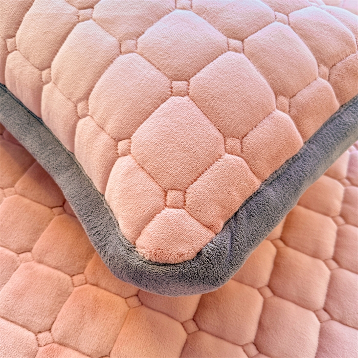 91家纺网 家纺一手货源 找家纺 喜居 2025新款luck熊刺绣牛奶绒床褥垫 luck熊-粉