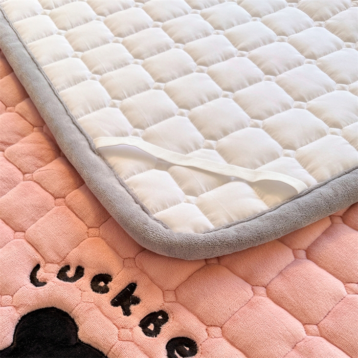 91家纺网 家纺一手货源 找家纺 喜居 2025新款luck熊刺绣牛奶绒床褥垫 luck熊-粉