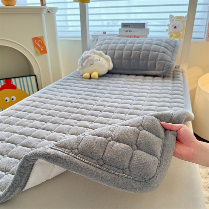 91家纺网 家纺一手货源 找家纺 喜居 2025新款luck熊刺绣牛奶绒床褥垫 luck熊-灰