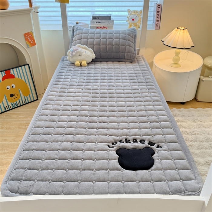 91家纺网 家纺一手货源 找家纺 喜居 2025新款luck熊刺绣牛奶绒床褥垫 luck熊-灰