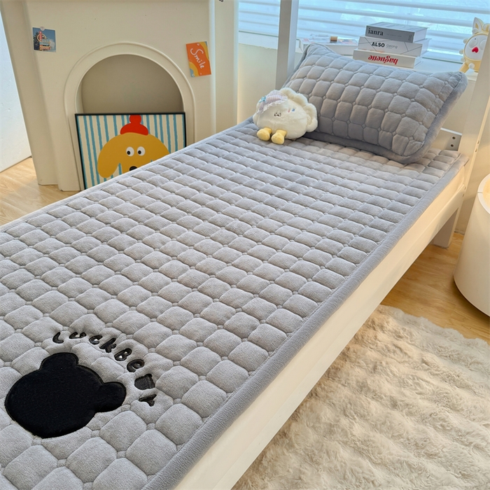 91家纺网 家纺一手货源 找家纺 喜居 2025新款luck熊刺绣牛奶绒床褥垫 luck熊-灰