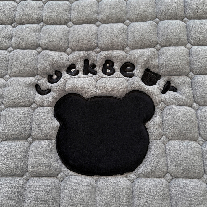 91家纺网 家纺一手货源 找家纺 喜居 2025新款luck熊刺绣牛奶绒床褥垫 luck熊-灰