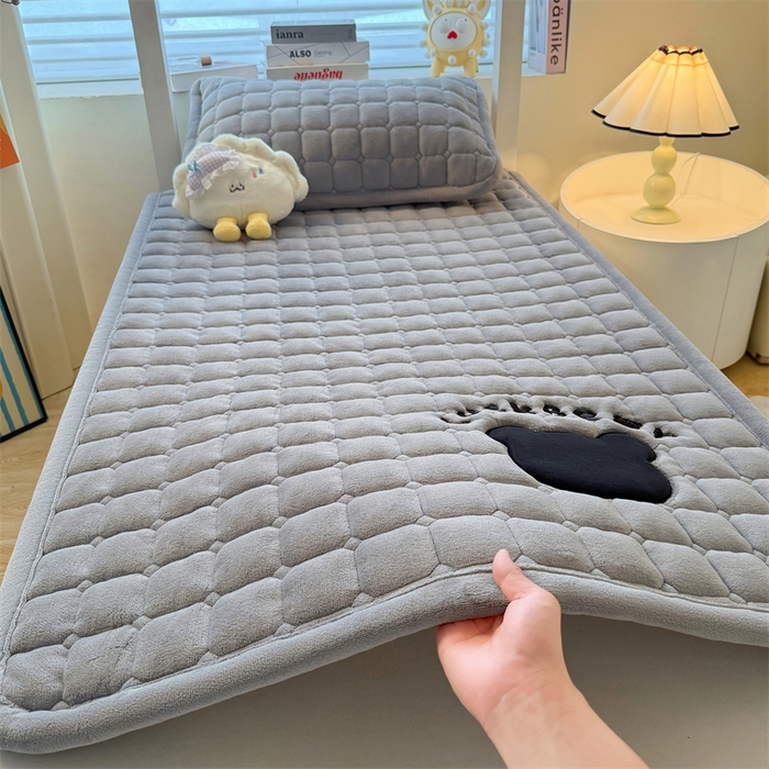 91家纺网 家纺一手货源 找家纺 喜居 2025新款luck熊刺绣牛奶绒床褥垫 luck熊-灰