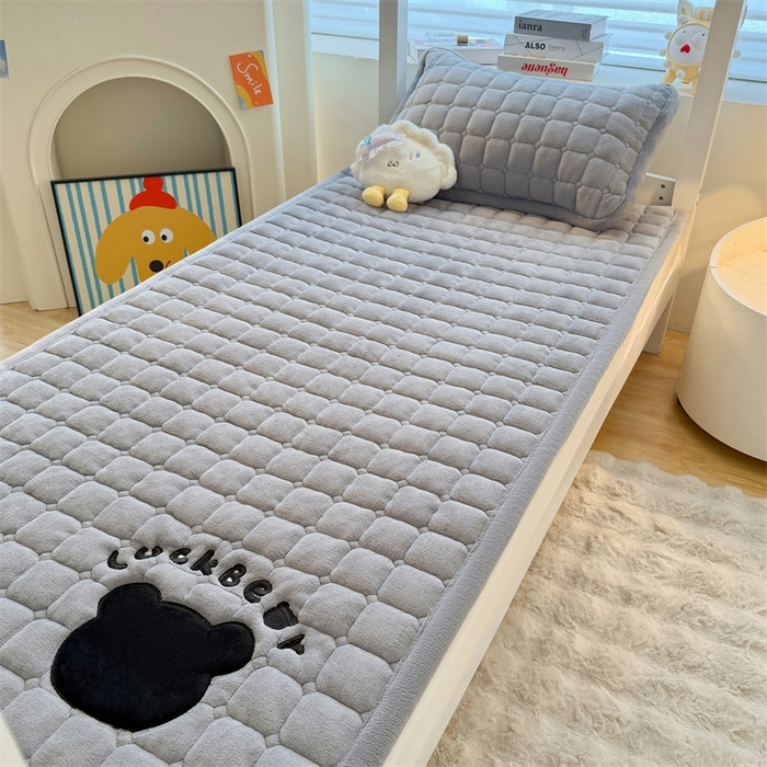 91家纺网 家纺一手货源 找家纺 喜居 2025新款luck熊刺绣牛奶绒床褥垫 luck熊-灰