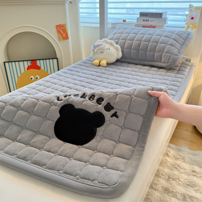 喜居 2025新款luck熊刺绣牛奶绒床褥垫 luck熊-灰