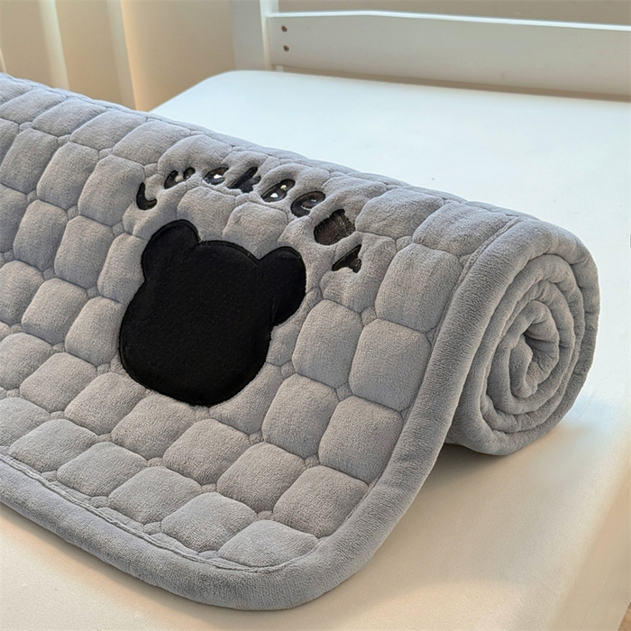 91家纺网 家纺一手货源 找家纺 喜居 2025新款luck熊刺绣牛奶绒床褥垫 luck熊-灰