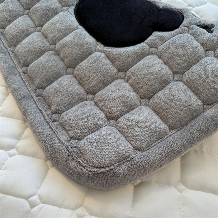 91家纺网 家纺一手货源 找家纺 喜居 2025新款luck熊刺绣牛奶绒床褥垫 luck熊-灰