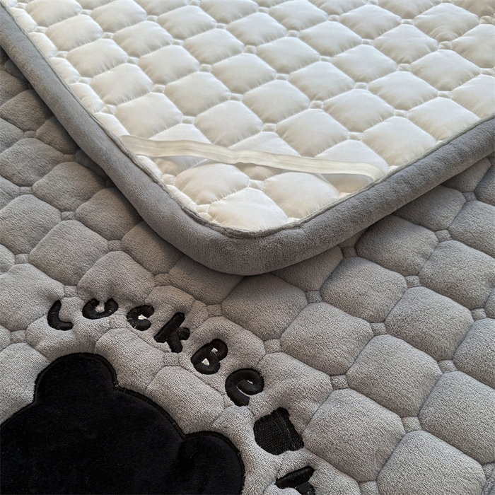 91家纺网 家纺一手货源 找家纺 喜居 2025新款luck熊刺绣牛奶绒床褥垫 luck熊-灰