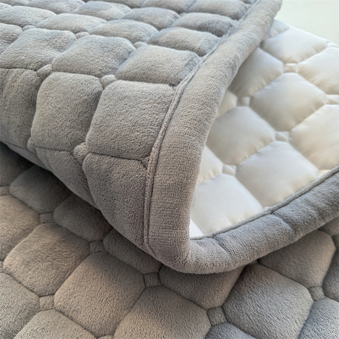 91家纺网 家纺一手货源 找家纺 喜居 2025新款luck熊刺绣牛奶绒床褥垫 luck熊-灰