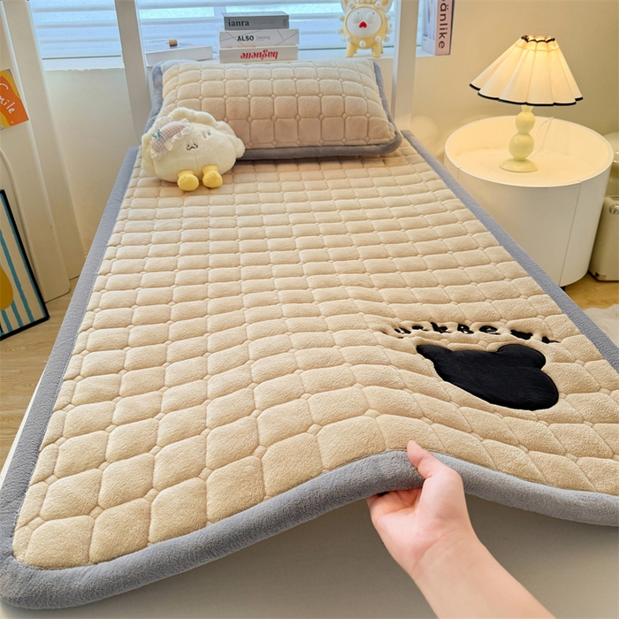 91家纺网 家纺一手货源 找家纺 喜居 2025新款luck熊刺绣牛奶绒床褥垫 luck熊-咖